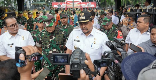 Wali Kota Medan Bobby Nasution diwawancarai usai menjadi Inspektur Upacara Pembukaan TNI Manunggal Membangun Desa ke 118 di Lapangan Benteng, Rabu (20/9/2023). (Dok/Kominfo Medan)