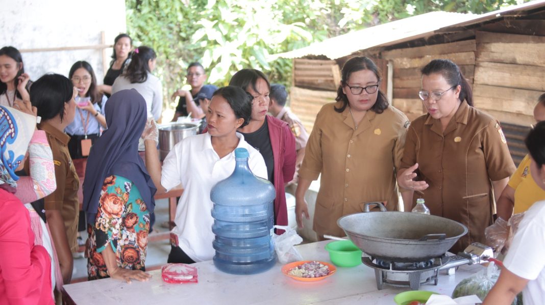 Dinas P3AP2KB praktik cara memasak makanan dengan baik tanpa merusak kandungan gizi di dalamnya, di Desa Bakal Julu, Kabupaten Dairi, Selasa (19/9/2023). (Dok/Kominfo Dairi)