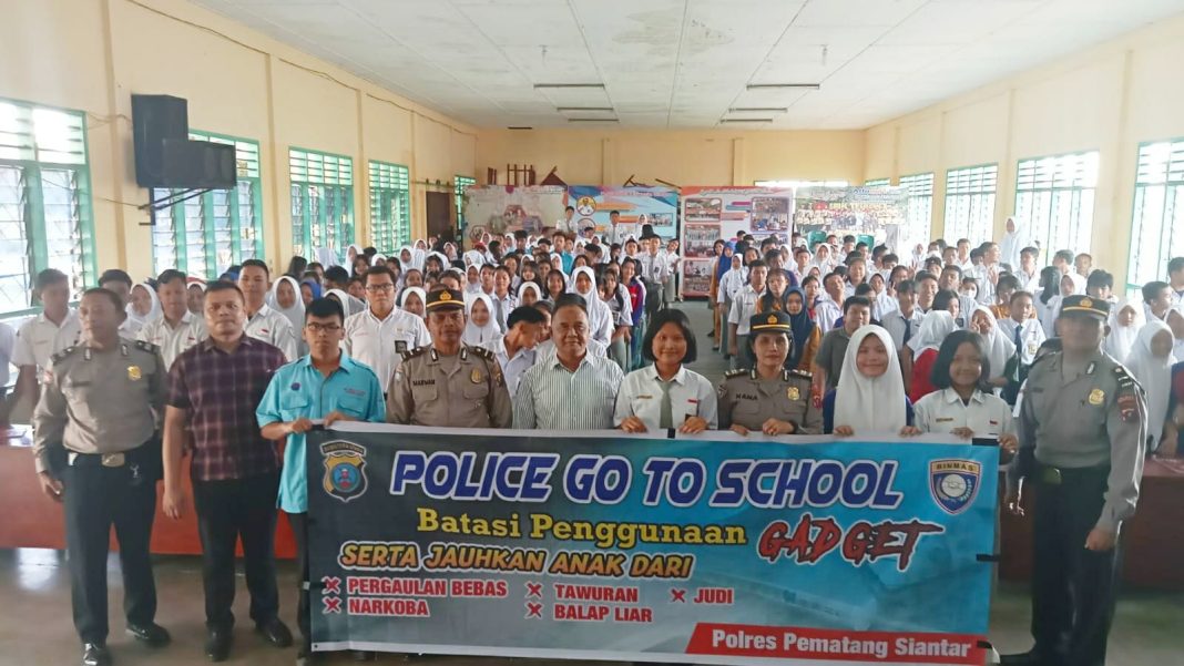KBO Sat Binmas Iptu Nana Sandra, foto bersama usai melaksanakan police go to school di SMA Teladan di Jalan Singosari, Kamis (21/9/2023). (Dok/Humas Polres Pematangsiantar)