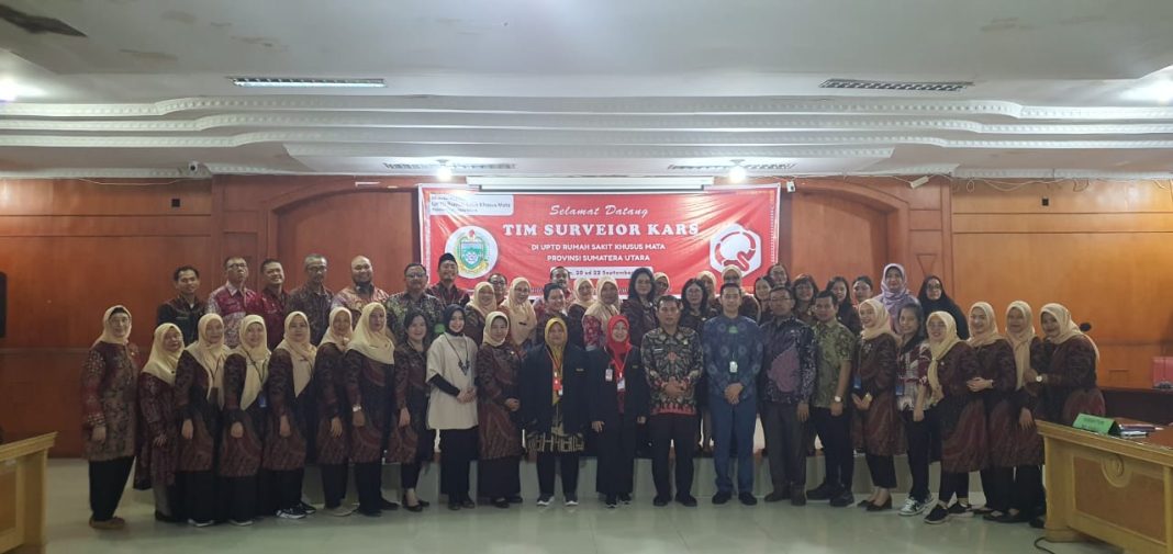 Kepala Dinas Kesehatan Sumut dr Alwi Mujahit Hasibuan MKes foto bersama dengan tim survei dan lainnya di RS Khusus Mata, Jalan Kapten Sumarsono, Nomor 1 Medan, Kamis (21/9/2023). (Dok/Dinkes Sumut)