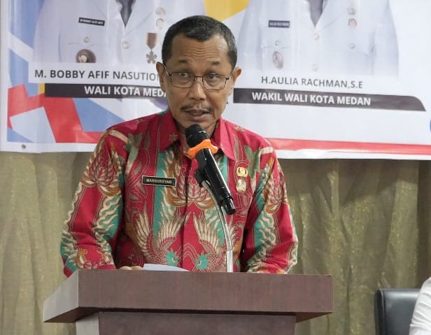 H Agus Suriyono saat membuka Seminar Kajian Stabilitas Harga Bahan Pokok Kota Medan, di Hotel Grand Kanaya, Kamis (21/9/2023). (Dok/Kominfo Medan)