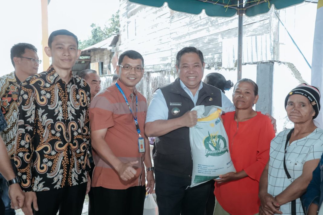 Bupati Dairi Eddy KA Berutu serahkan bantuan beras secara simbolis kepada masyarakat penerima manfaat di Sidikalang, Kamis (21/9/2023). (Dok/Kominfo Dairi)