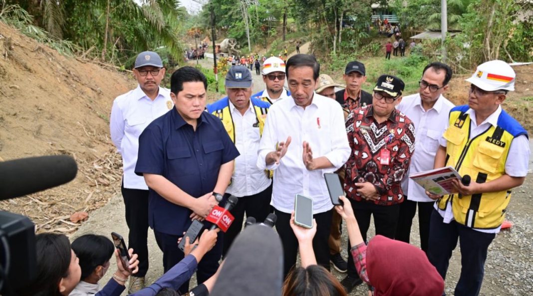 Presiden Jokowi memberikan keterangan usai meninjau penanganan IJD di Kabupaten Penajam Paser Utara, Kaltim.