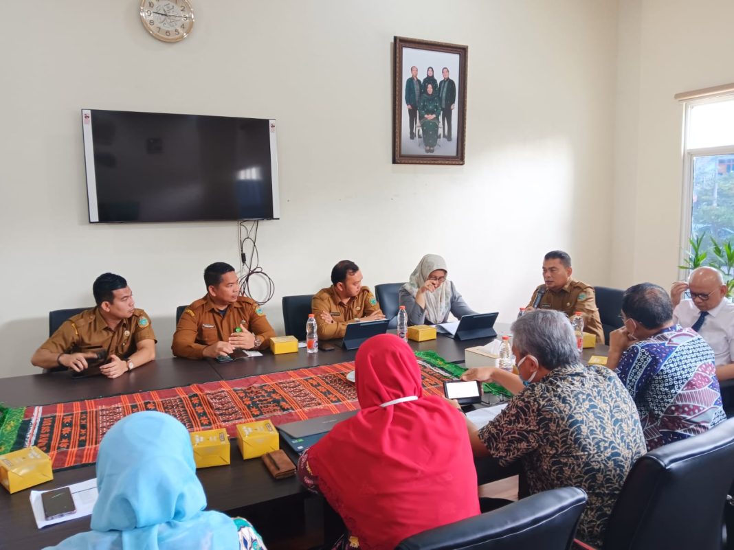 Kepala Dinas Kesehatan Sumut dr Alwi Mujahit Hasibuan MKes memberikan kata sambutan di RSU Haji Medan saat menjalani visitasi program pengampuan layanan prioritas KIA, Selasa (26/9/2023). (Dok/Dinkes Sumut)