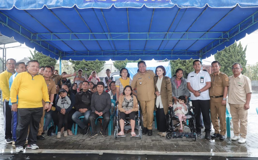 Bupati Dairi Eddy KA Berutu menyerahkan alat bantu 21 unit kepada warga disabilitas di Sidikalang, Senin (25/9/2023). (Dok/Kominfo Dairi)