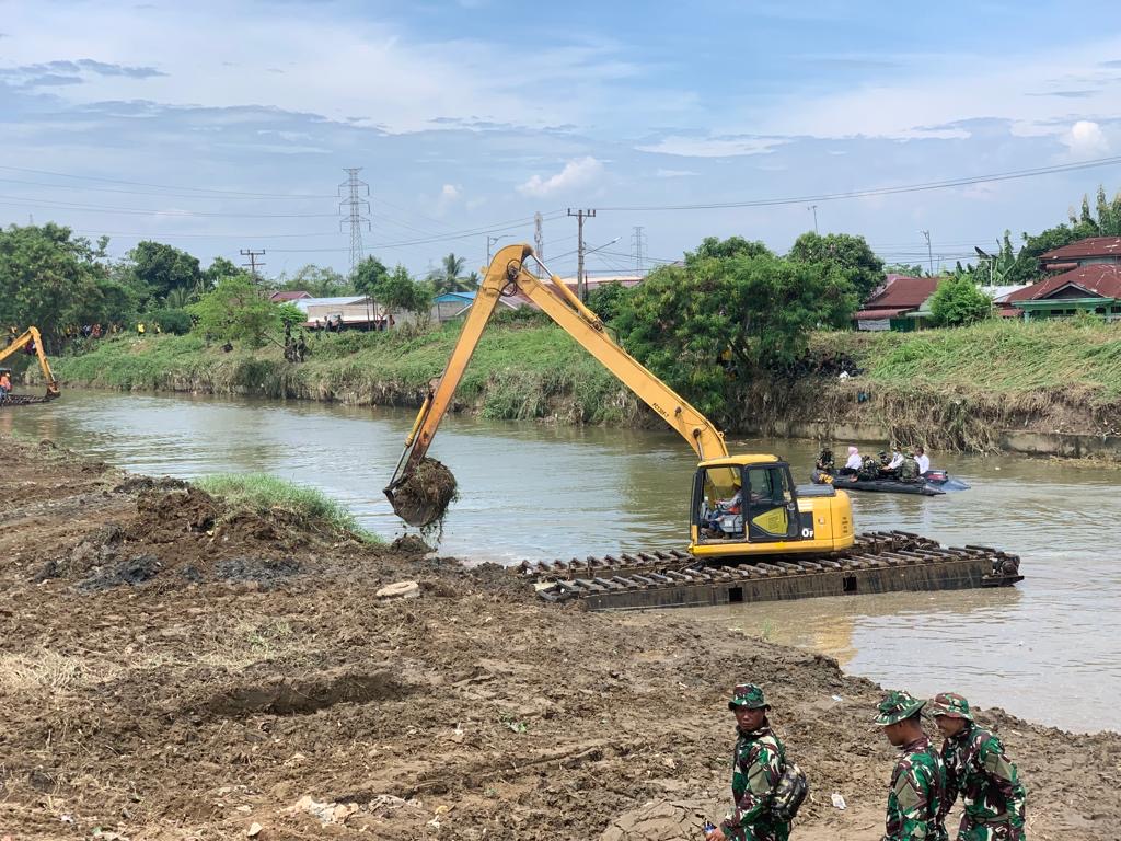 Alat berat tampak sedang beroperasional membersihkan Sungai Deli, Rabu (27/9/2023). (Dok/Kominfo Medan)