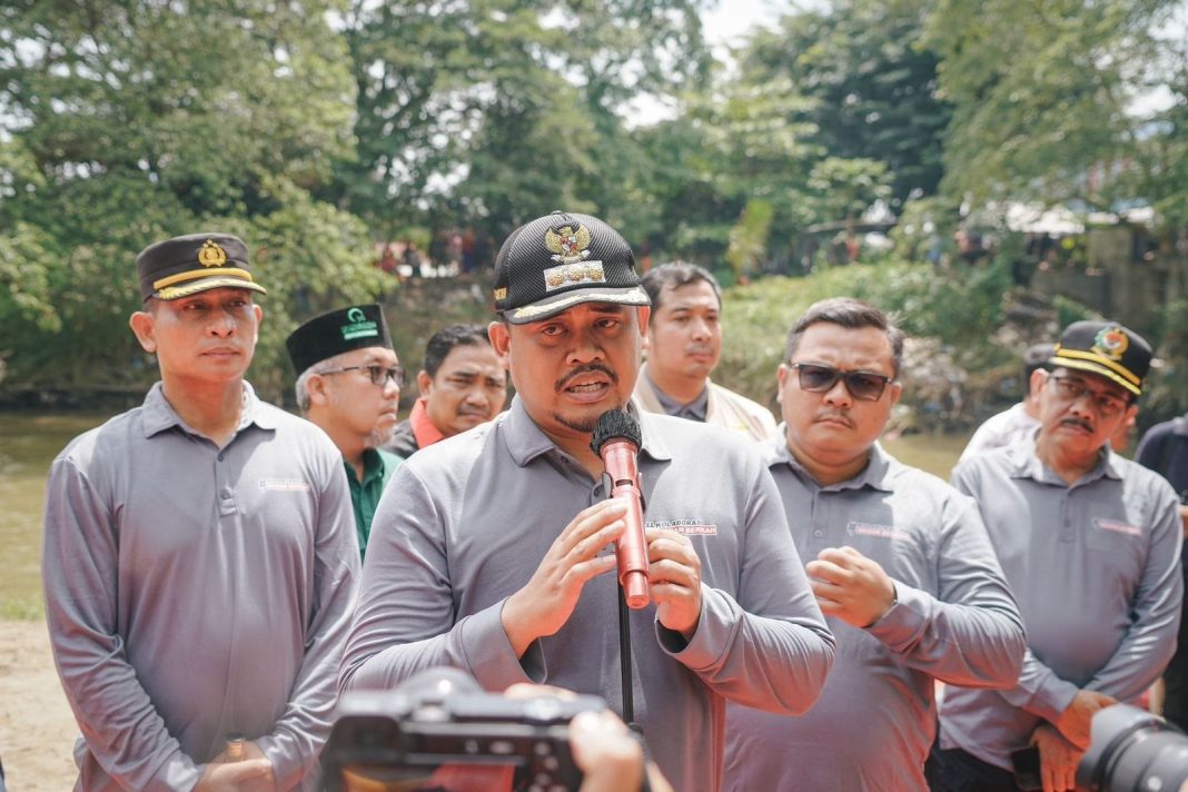 Wali Kota Medan Bobby Nasution memberikan keterangan kepada wartawan setelah menyusuri Sungai Deli bersama KSAD Jenderal TNI Dudung Abdurachman di hari pertama Gotong Royong Bersih Sungai Deli, Rabu (27/09/2023). (Dok/Kominfo Medan)