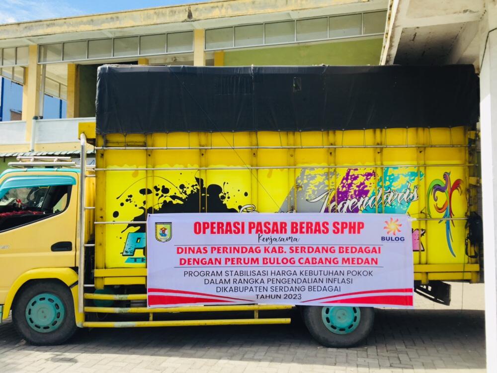 Disperindag Sergai bekerja sama dengan Perum Bulog Cabang Medan melaksanakan operasi pasar beras yang disebut dengan SPHP di beberapa Pasar Rakyat di Sergai, Rabu (27/9/2023). (Dok/Kominfo Sergai)