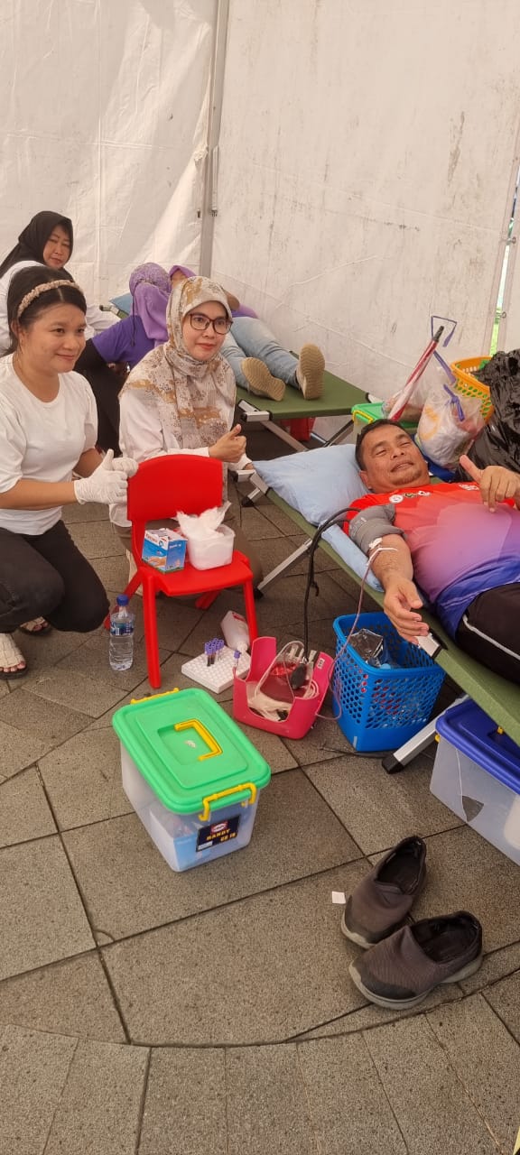 Kepala Dinas Kesehatan Sumut dr Alwi Mujahit Hasibuan MKes mendonorkan darah saat menghadiri peringatan Hari Jantung Sedunia 2023 di Halaman Biro Rektor USU, Kamis (28/9/2023). (Dok/Dinkes Sumut)