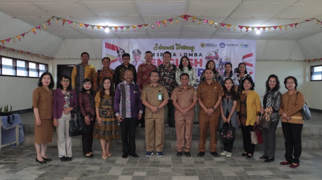 Kepala Dinas Pendidikan Dairi Jonni Waslin Purba foto bersama dengan kepala sekolah dan guru di Sidikalang, Rabu (27/9/2023). (Dok/Kominfo Dairi)