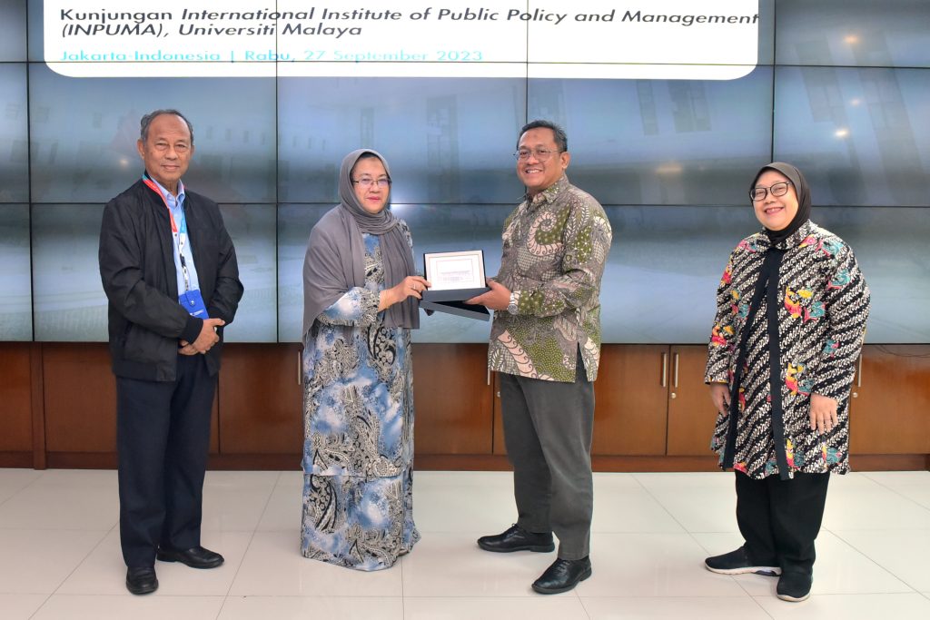 Deputi Polhukam Purnomo Sucipto didampingi Deputi Marves Dyah Pancaningrum pada pertukaran cinderamata dengan Prof Dr Khadijah Binti MD Khalid didampingi Tan Sri Dr Sulaiman Bin Mahbob, di Ruang Rapat Lantai 4, Gedung III, Kementerian Sekretariat Negara, Rabu (27/9/2023). (Dok/Humas Setkab)