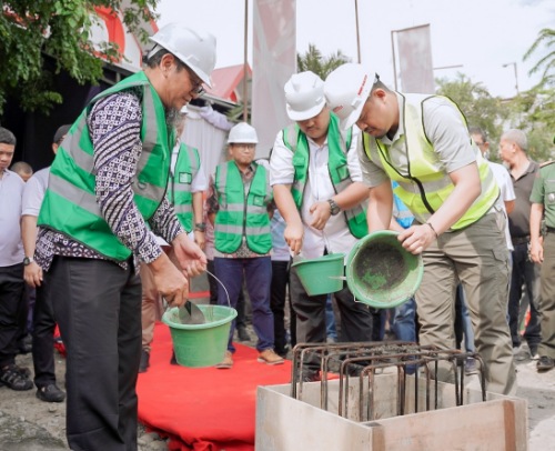 Peletakan batu pertama yang dilakukan Wali Kota Medan Bobby Nasution menjadi pertanda dimulainya pembangunan Underpass Jalan HM Yamin simpang Jalan Jawa Medan, Kamis (28/9/2023). (Dok/Kominfo Medan)