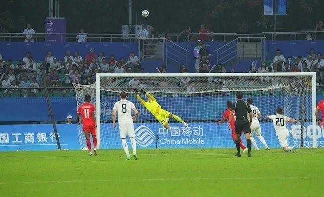 Aksi Ernando Ari Sutaryadi dalam laga Asian Games 2023 Timnas Indonesia U-24 vs Uzbekistan, Kamis (28/9/2023). (Dok/NOC Indonesia)