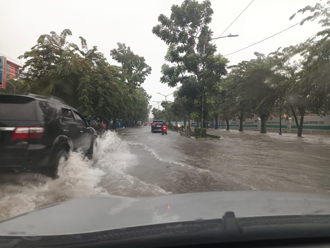 Hujan deras 1 jam saja, Jalan Dr Mansyur Medan terendam air, Jumat (29/9/2023).