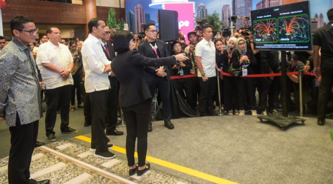 Presiden Jokowi melakukan peninjauan pameran Hub Space yang mengambil tema “Journey to Connect Indonesia” yang digelar di Plenary Hall, JCC, Jumat (29/9/2023).