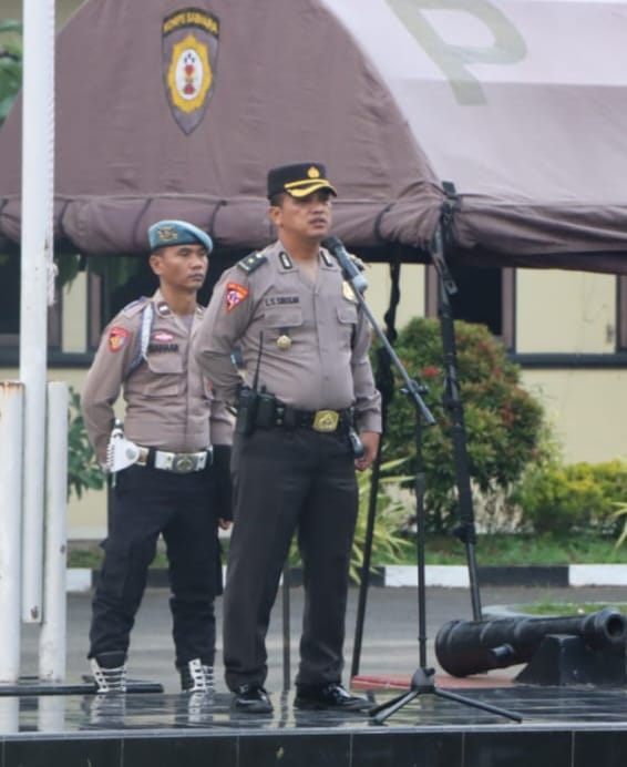 Kabag Ops Polres Sergai Kompol LS Siregar memberikan arahan saat memimpin apel pagi personel di Lapangan Apel Polres Sergai di Sei Rampah, Jumat (29/9/2023). (Dok/Humas Polres Sergai)