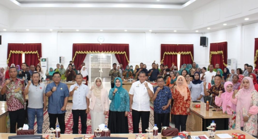 Staf Ali Bupati Sergai bidang Kemasyarakatan dan SDM Kahar Effendi, Asisten Administrasi Umum Kaharuddin, Kepala Bapedalitbang Rusmiani Purba, Kadis P2KBP3A dr Helminur Iskandar Sinaga, dan Kadis Kesehatan dr Yohnly Boelian Dachban diabadikan bersama para peserta Rakor percepatan penurunan stunting, Jumat (29/9/2023). (Dok/Kominfo Sergai)