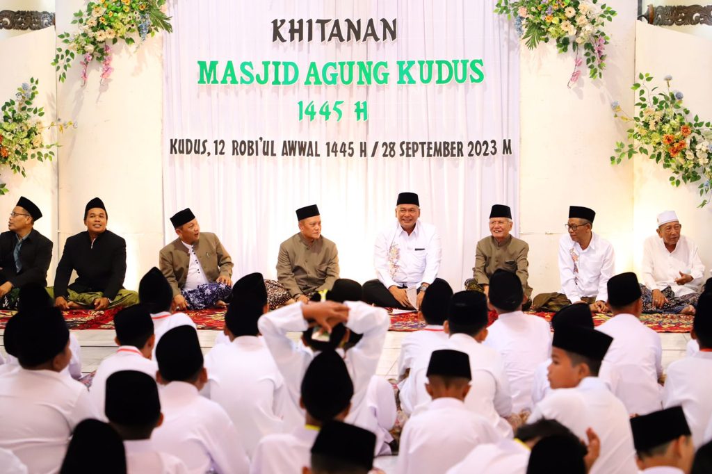 Pengurus Masjid Agung Kudus menyelenggarakan khitanan massal bagi 127 anak, dalam rangka Peringatan Maulid Nabi Muhammad SAW, Kamis (28/9/2023). (Dok/Kominfo Jawa Tengah)