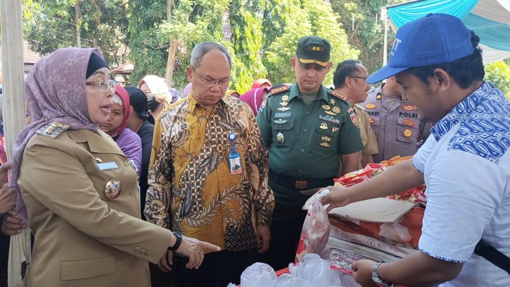 Pj Bupati Batang Lani Dwi Rejeki saat meninjau Operasi Pasar Murah, di Jalan Veteran Kabupaten Batang, baru-baru ini. (Dok/Kominfo Jawa Tengah)