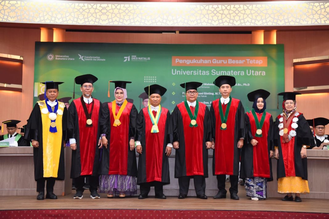 Enam Guru Besar tetap USU yang dikukuhkan foto bersama Rektor Prof Muryanto Amin, di Gelanggang Mahasiswa USU