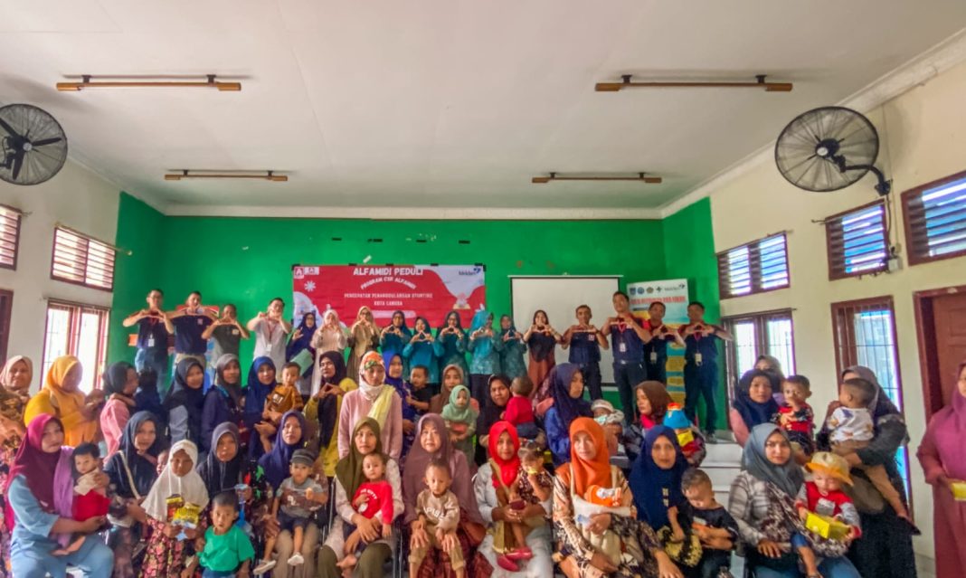 PT Midi Utama Indonesia Tbk (Alfamidi) menyalurkan bantuan stunting di Kota Langsa, Aceh, Jumat (27/10/2023).