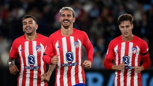 Griezmann (tengah) mencetak tiga gol di laga ini.