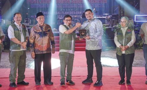 Wali Kota Medan Bobby Nasution foto bersama dengan Sestama BNPB Dr Rustian SSi Apt MKes, dan lainnya, Sabtu (21/10/2023) malam. (Dok/Kominfo Medan)