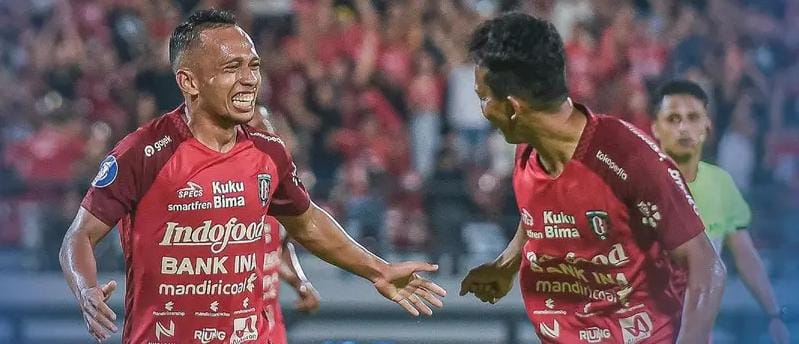 Irfan Jaya (kiri) berselebrasi setelah mencetak gol kedua Bali United pada pertandingan BRI Liga 1 2023/2024 melawan Persita Tangerang di Stadion Kapten I Wayan Dipta, Gianyar, Senin (30/10/2023).