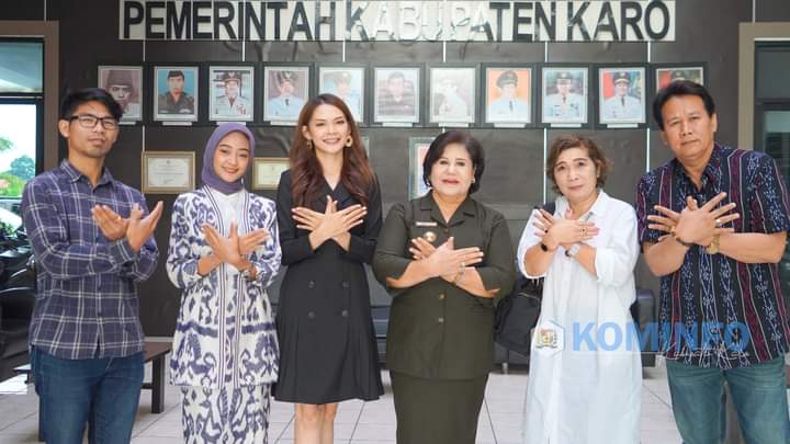 Bupati Karo Cory Sriwati Sebayang menyambut kedatangan Tim Gegeh Persada Film foto bersama di Kantor Bupati Karo, Senin (23/10/2023). (Dok/Kominfo Karo)