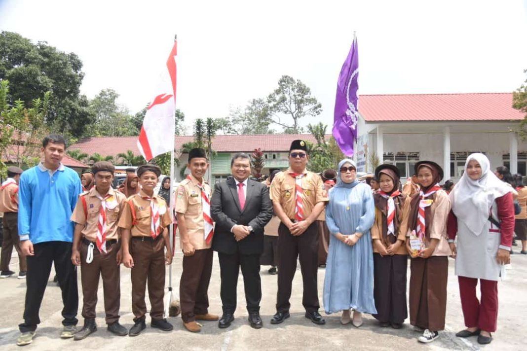 Bupati Tapanuli Selatan Dolly Pasaribu foto bersama guru dan siswa SLB penutupan perkemahan kemandirian Pramuka di SLB Angkola Timur, Sabtu (28/10/2023). (Dok/Kominfo Tapanuli Selatan)