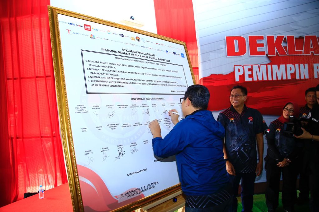 Puluhan pemimpin redaksi media massa, Divisi Humas Polri, dan Dewan Pers melakukan penandatanganan deklarasi pemilu damai, Sabtu (28/10/2023). (Dok/Humas Polri)