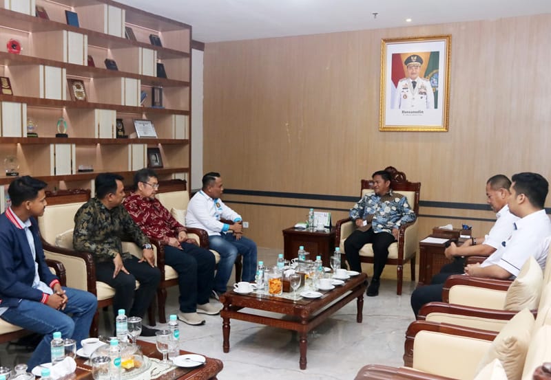 Pj Gubernur Sumut Dr Hassanudin didampingi Kepala Dinas Kepemudaan dan Keolahragaan Sumut Baharuddin Siagian, saat menerima kunjungan ICMI Muda Pusat di Kantor Gubernur Sumut, Jalan Pangeran Diponegoro Nomor 30, Medan, Kamis (26/10/2023). (Dok/Kominfo Sumut)