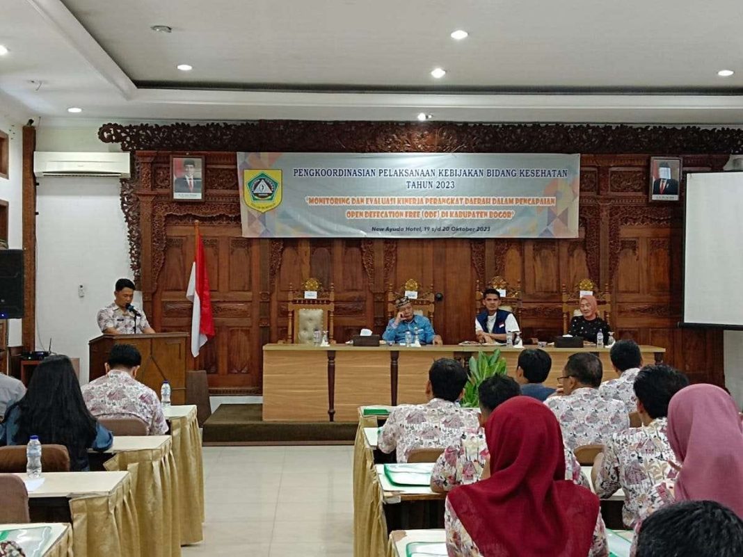 Sekda Kabupaten Bogor Burhanudin ajak Kasi Pendidikan dan Kesehatan Kecamatan se Kabupaten Bogor optimalkan edukasi dan sosialisasi program ODF melalui Rapat Koordinasi Monitoring dan Evaluasi Kinerja PD dalam pencapaian ODF Kabupaten Bogor di New Ayuda Cisarua, Kamis (19/10/2023). (Dok/Kominfo Bogor)