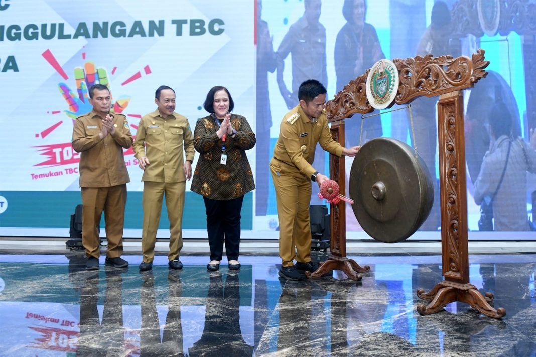 Pj Gubernur Sumut Dr Hassanudin membuka Monitoring dan Evaluasi Implemantasi TBC dan Sosialisasi SK Tim Percepatan Penanggulangan TBC di Provinsi Sumut yang diselenggarakan Dinas Kesehatan Provinsi Sumut di Aula Raja Inal Siregar, lantai 2 Kantor Gubernur Sumut, Jalan Diponegoro, Nomor 30 Medan, Senin (23/10/2023). (Dok/Kominfo Sumut)