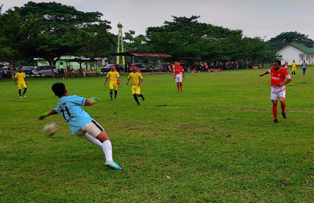 Bupati Sergai H Darma Wijaya melepas tendangan keras yang berhasil membobol gawang tim Havea, Jumat (20/10/2023). (Dok/Kominfo Sergai)