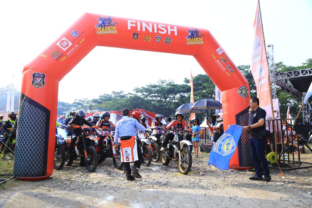 Sebanyak 2.000 peserta dari komunitas trail di seluruh Indonesia mengikuti ‘Fun Trail Adventure GasBar Sahabat Polisi Indonesia‘ di Sentul, Bogor, Minggu (22/10/2023). (Dok/Humas Polri)