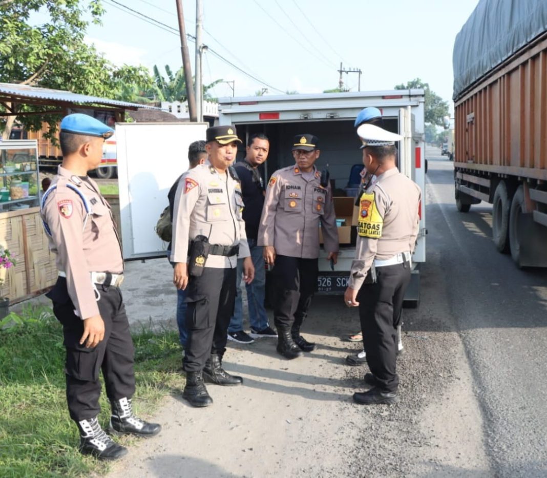 Kabag Ops Polres Sergai Kompol LS Siregar didampingi Kasat Lantas AKP Andita Sitepu, dan Kapolsek Firdaus AKP Idham Halik memeriksa isi muatan salah satu kendaraan untuk memastikan tidak adanya pelanggaran saat menggelar razia gabungan di jalan lintas umum perbatasan Kabupaten Sergai dan Kota Tebingtinggi, tepatnya di Desa Sukadamai, Kecamatan Seibamban, Kamis (26/10/2023). (Dok/Humas Polres Sergai)