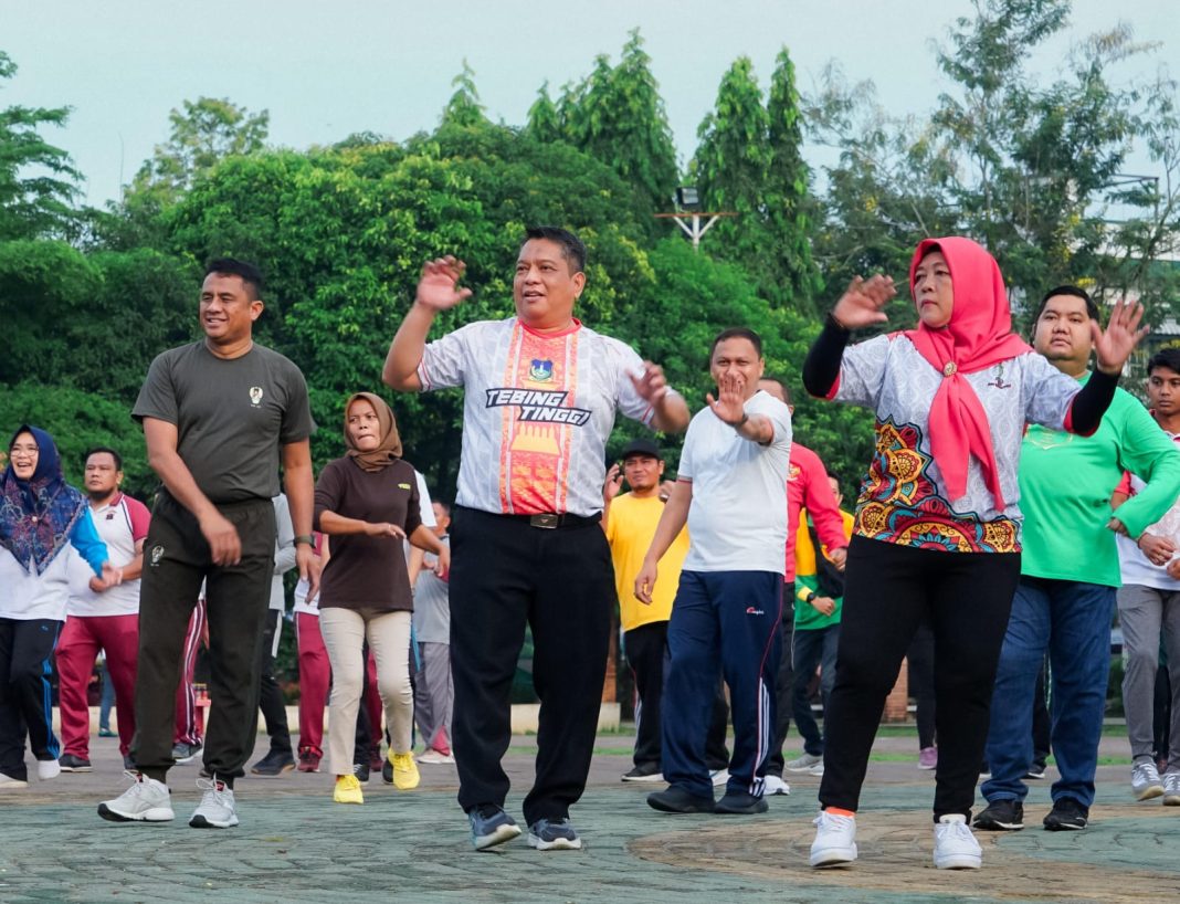 Pj Wali Kota Tebingtinggi Syarmadani didampingi Plt Kadis Kesehatan Tebingtinggi dr Henny Sri Hartati, Kadis Kominfo Tebingtinggi Dedi P Siagian, Danramil 13TT saat senam di halaman lapangan Merdeka, Jalan Sutomo, Jumat (27/10/2023).