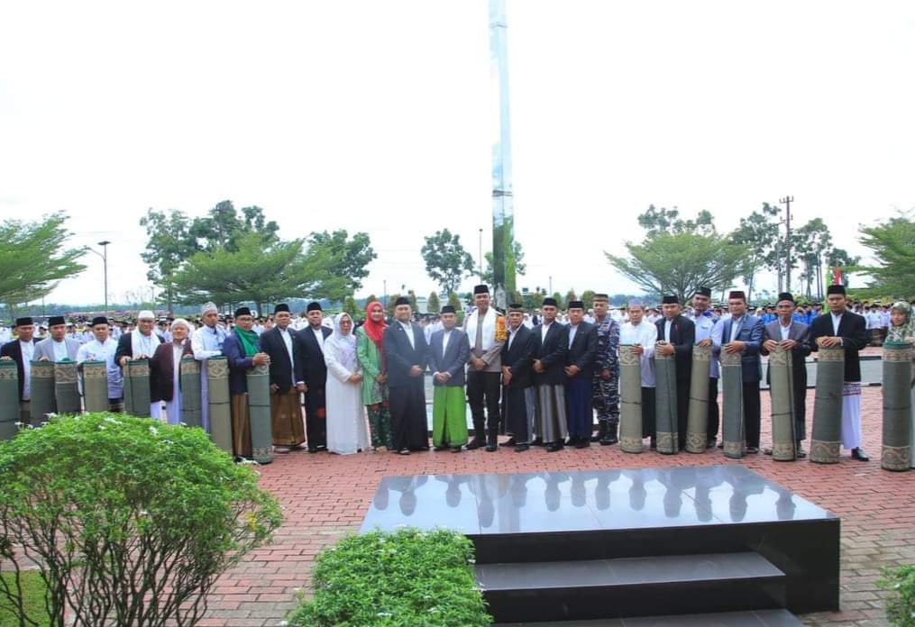 Bupati Labura Hendri Yanto Sitorus dan lainnya foto bersama sejumlah pimpinan pondok pesantren usai mengikuti upacara memperingati Hari Santri Nasional tahun 2023 di halaman Kantor Bupati Labura, Minggu (22/10/2023).(Dok/Kominfo Labura)