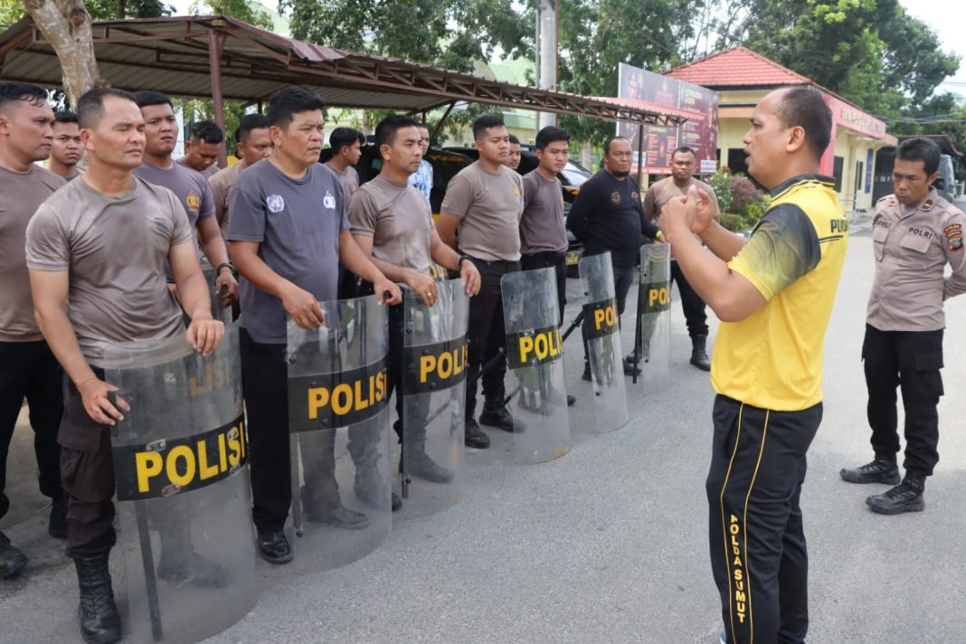 Kabag Ops Polres Sergai Kompol Lengkap Suherman Siregar memberikan arahan kepada personel saat memimpin latihan Dalmas, Sabtu (30/9/2023). (Dok/Humas Polres Sergai)