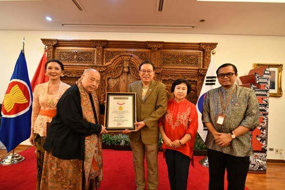 Dubes KBRI Seoul Gandi Sulistiyanto menerima penghargaan prestisius dari MURI atas pencapaian luar biasa dalam memberikan layanan BIPA luar negeri khususnya di Korea Selatan di Wisma Duta Besar KBRI Seoul, Rabu (27/9/2023). (Dok/Kemendikbudristek RI)