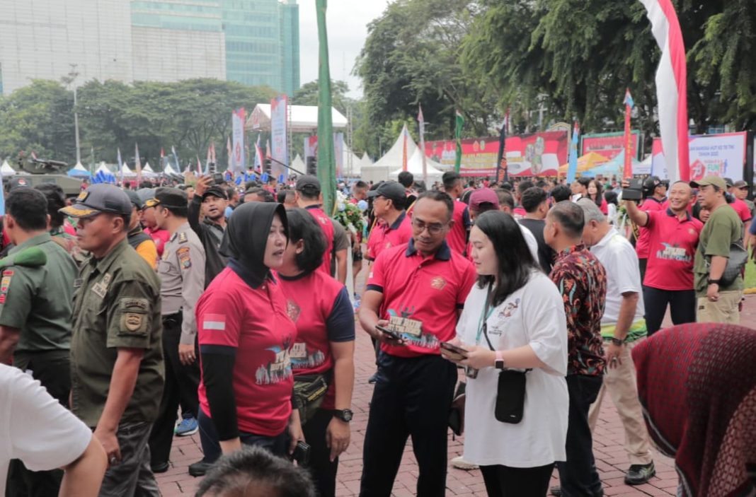 Staff Bidang Niaga dan Management Pelanggan, Tri Evania Aritonang, menjelaskan kode voucher yang digunakan dalam melakukan permohonan tambah daya menggunakan promo Hari Pelanggan Nasional 2023 pada aplikasi PLN Mobile saat HUT TNI ke-78 di Lapangan Benteng Medan, Sumut.