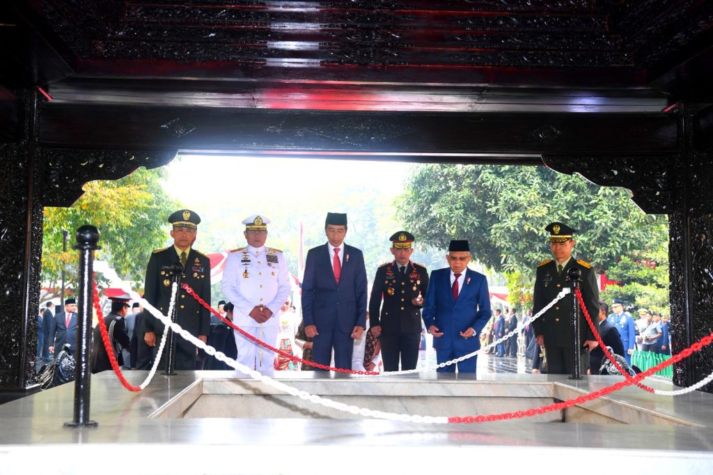 Presiden Jokowi dan Wapres Ma’ruf Amin meninjau sumur Lubang Buaya usai memimpin Upacara Peringatan Hari Kesaktian Pancasila, Minggu (1/10/2023), di Jakarta Timur. (Dok/BPMI Setpres)