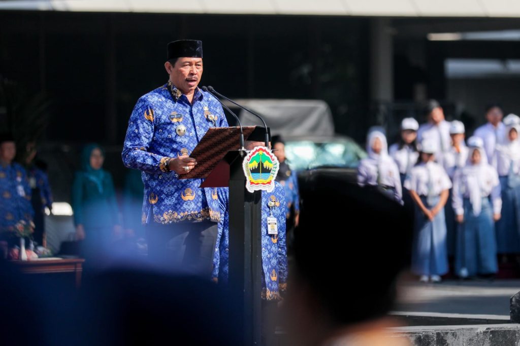 Pj Gubernur Jawa Tengah Nana Sudjana seusai Upacara Peringatan Hari Kesaktian Pancasila 2023, di Halaman Kantor Gubernur Jawa Tengah, Minggu (1/10/2023). (Dok/Kominfo Jawa Tengah)