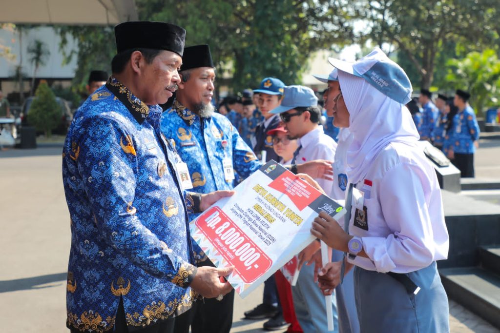 Siswa berprestasi asal Jawa Tengah, menerima penghargaan dan uang pembinaan dari Pemerintah Provinsi Jawa Tengah, tepat pada Hari Kesaktian Pancasila, Minggu (1/10/2023). (Dok/Kominfo Jawa Tengah)