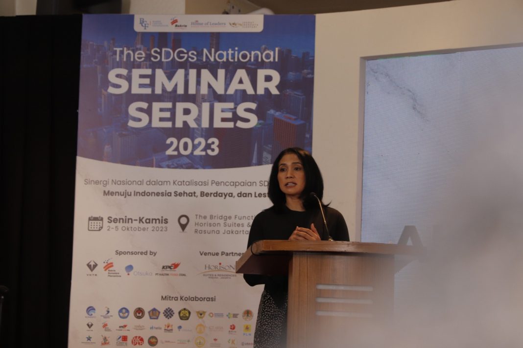 Direktur Eksekutif Bakrie Untuk Negeri, Aninditha Anestya Bakrie memberikan kata sambutan di acara The SDGs National Seminar Series: Sinergi Nasional dalam Katalisasi Pencapaian SDGs 2030 Menuju Indonesia Sehat, Berdaya, dan Lestari, Senin (2/10/2023). (Dok/M Lubis)