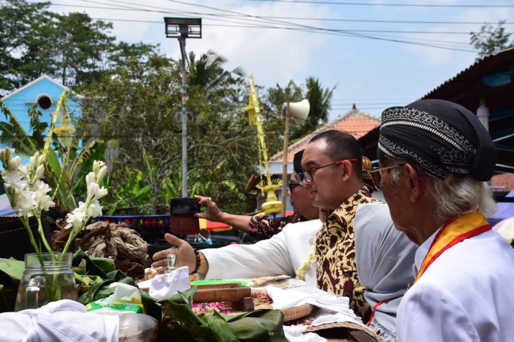 Ritual tahunan Jamasan Jimat Kalisalak, di Langgar Jimat Desa Kalisalak, Kecamatan Kebasen, Jumat (29/9/2023). (Dok/Kominfo Jawa Tengah)