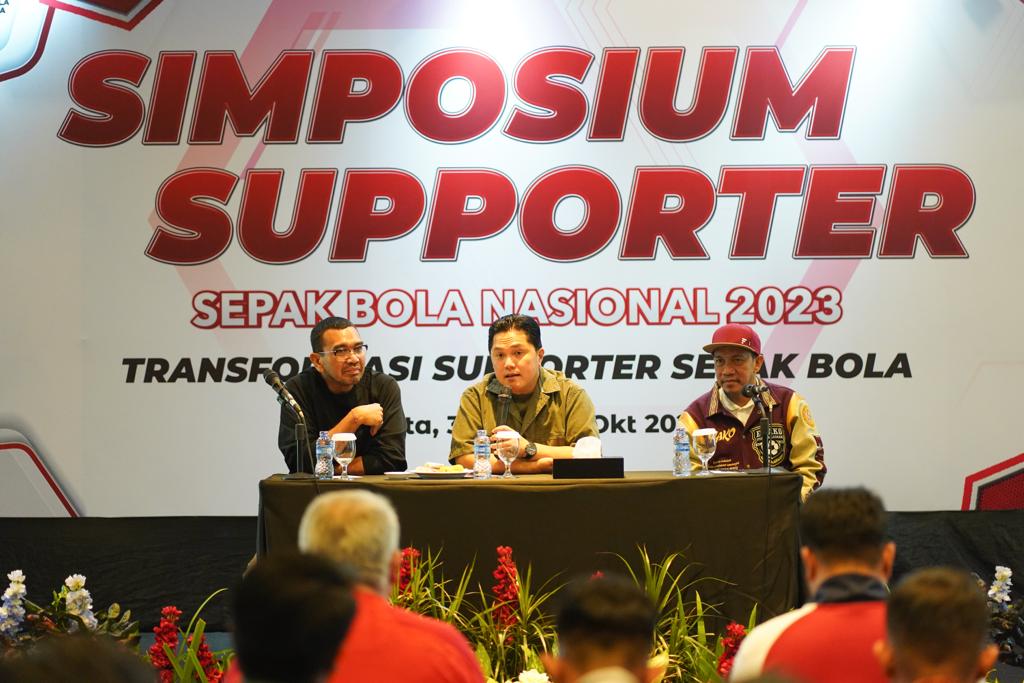 Ketua Umum PSSI Erick Thohir menghadiri kegiatan simposium yang digelar oleh PNSSI di Hotel Royal Kuningan, Jakarta, Minggu (1/10/2023). (Dok/PSSI)