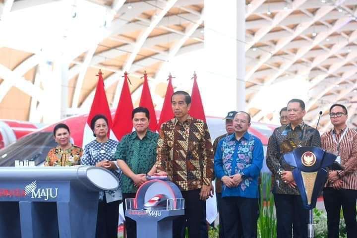 Presiden Republik Indonesia Jokowi didampingi lainnya meresmikan Kereta Cepat Jakarta-Bandung di Stasiun Halim, Jakarta, Senin (2/10/2023).