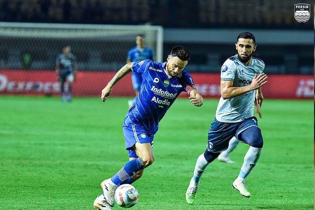 Gelandang Persib Bandung, Marc Klok melewati penjagaan bek tengah Persita Tangerang, Javlon Guseynov pada pekan ke-14 BRI Liga 1 2023/2024, Minggu (1/10/2023) WIB. (Dok/Persib Official)